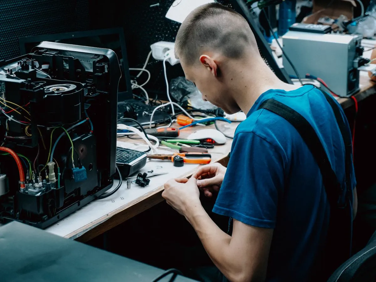 Reparo de placa eletrônica de micro-ondas na bancada da ICEPAR